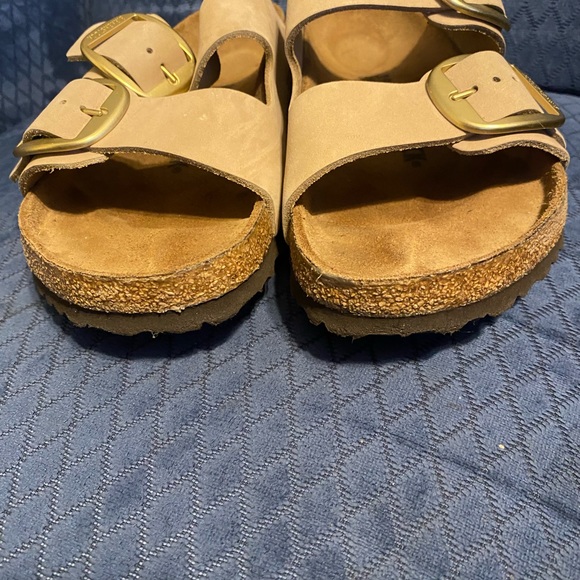 Birkenstock Beige Sandals with Gold Buckles 8-8.5 Size 39. Sandcastle Color EUC - Picture 4 of 16